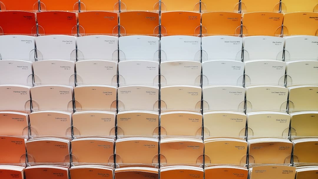 Como escolher a paleta de cores perfeita para salas de estar — sem brigar com o sofá
